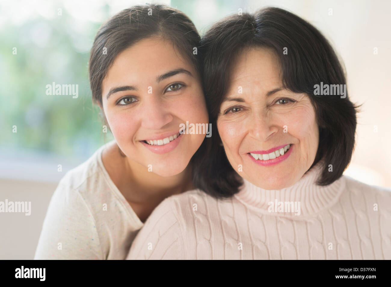 Stati Uniti d'America, New Jersey, Jersey City, ritratto della nonna e la nipote (16-17) Foto Stock