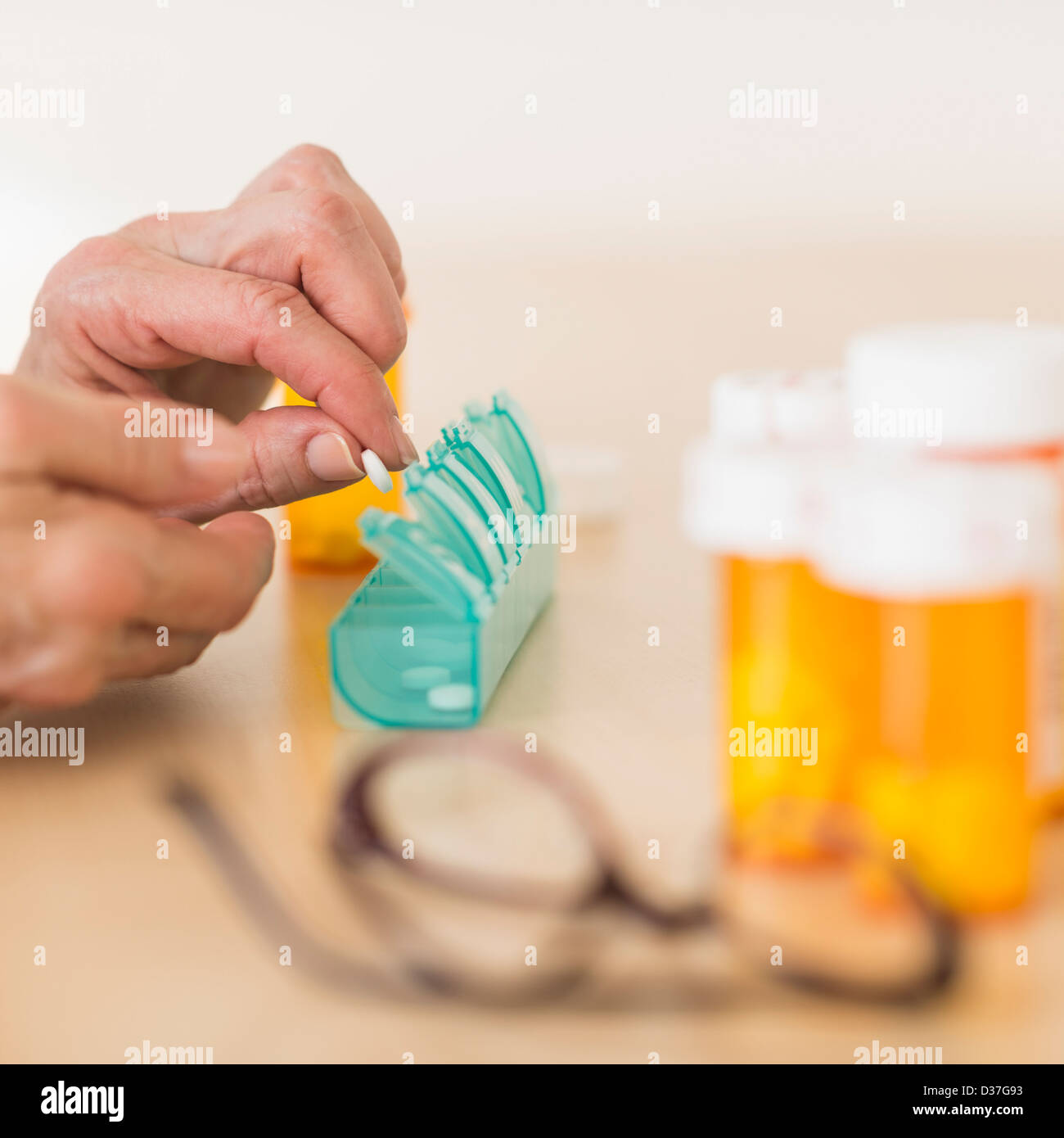 Stati Uniti d'America, New Jersey, Jersey City, Senior donna assopita pillole Foto Stock