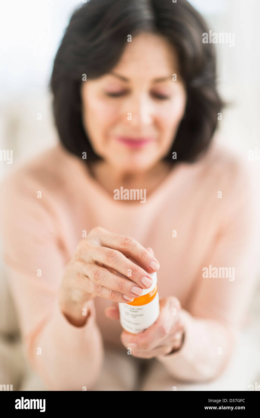 Stati Uniti d'America, New Jersey, Jersey City, Senior donna azienda pillola bottiglia Foto Stock