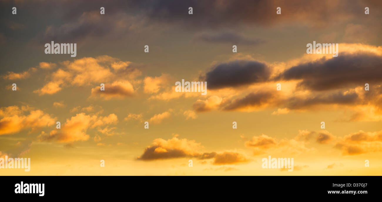 Puffy nuvole al tramonto Foto Stock