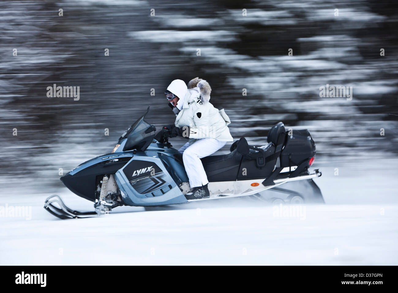 Snow mobiler racing su neve invernale, Arctic Challenge, Lapponia Foto Stock