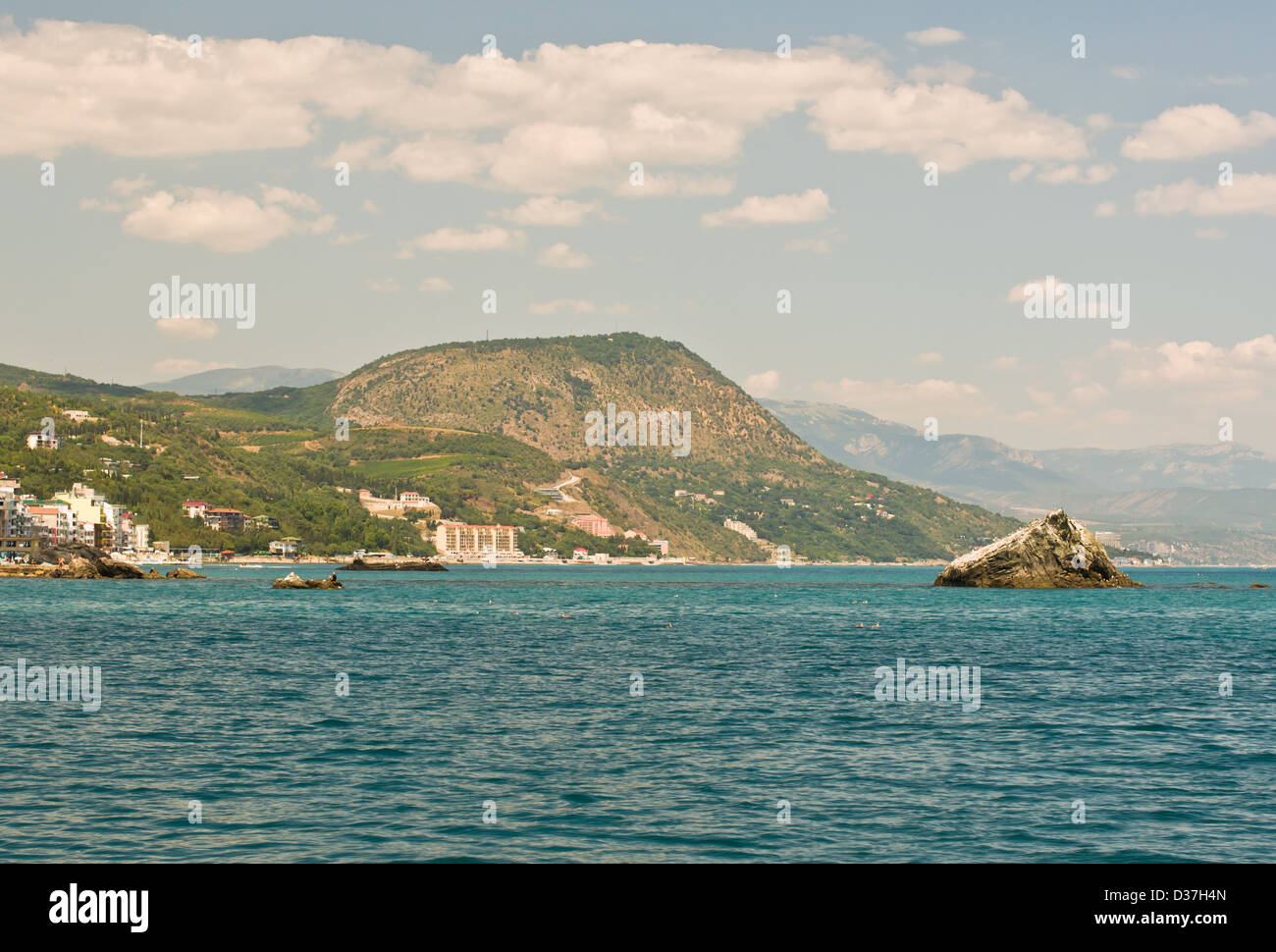 Alushta, spiaggia, Mar Nero, blu cielo cielo limpido, Cliff, coste, Crimea, giorno dell'Europa orientale, Europa, esotismo, foresta, divertente, Foto Stock