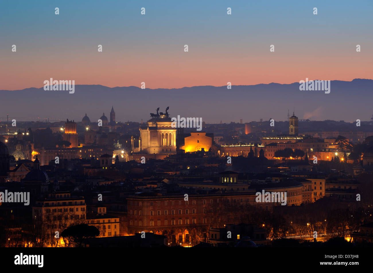 Italia, Roma, la città vista dal Gianicolo all'alba Foto Stock