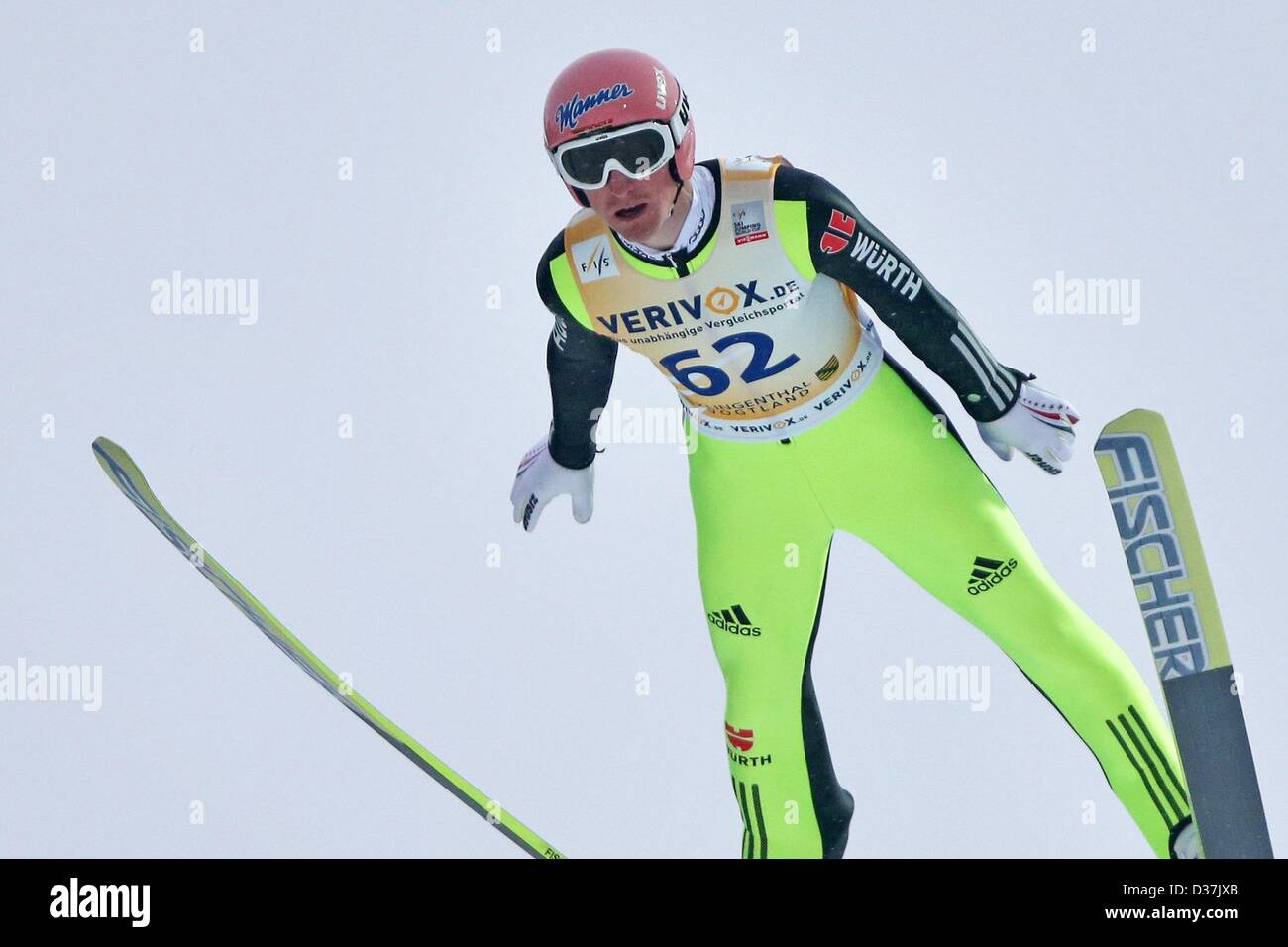 Sci tedesca il ponticello Severin Freund salta durante il turno di qualifiche al Team-Tour World Cup a Vogtland-Arena di Klingenthal, in Germania, il 12 febbraio 2013. Foto: JAN WOITAS Foto Stock