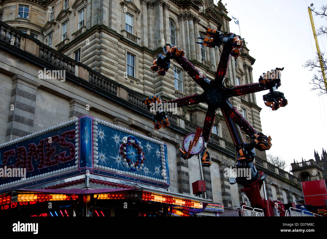 Fairground Ride in Market Street, Edimburgo, Scozia, uno di Edimburgo di Hogmanay attrazioni. Foto Stock