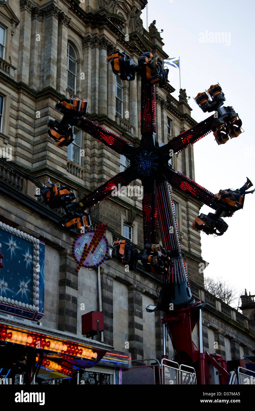 Fairground Ride in Market Street, Edimburgo, Scozia, uno di Edimburgo di Hogmanay attrazioni. Foto Stock
