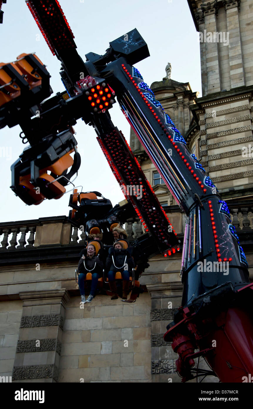 Fairground Ride in Market Street, Edimburgo, Scozia, uno di Edimburgo di Hogmanay attrazioni. Foto Stock