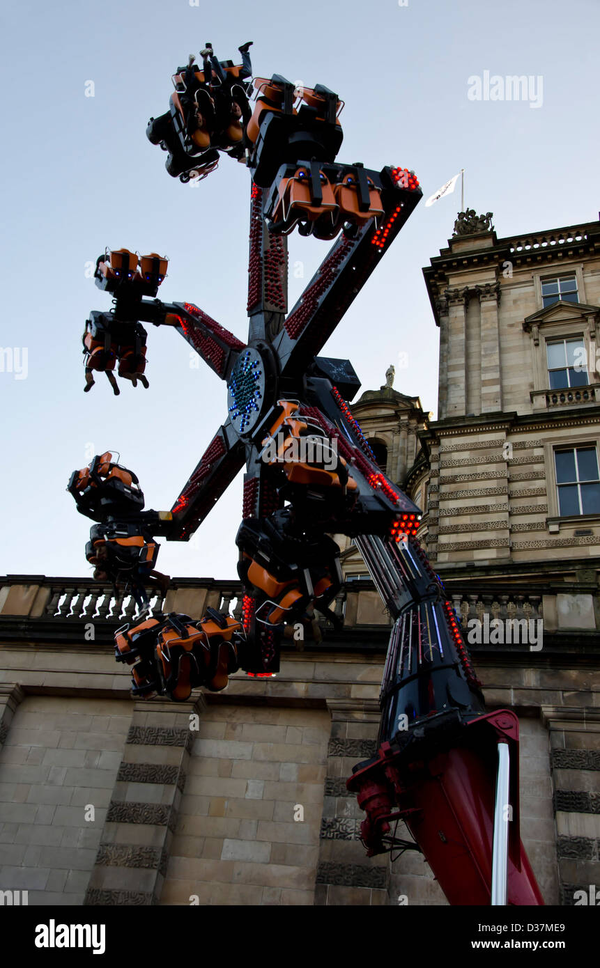 Fairground Ride in Market Street, Edimburgo, Scozia, uno di Edimburgo di Hogmanay attrazioni. Foto Stock