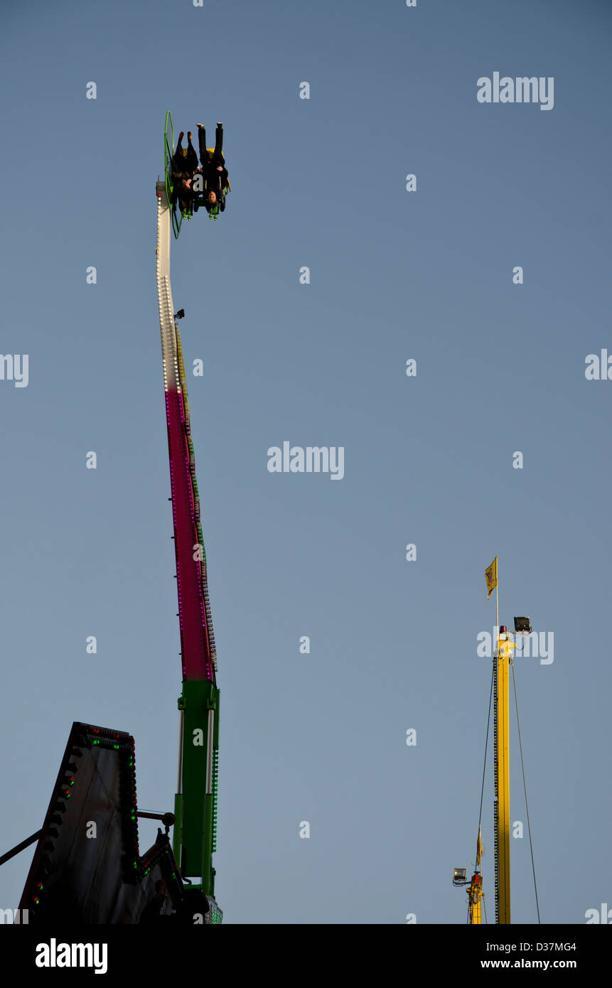 Fairground Ride in Market Street, Edimburgo, Scozia, uno di Edimburgo di Hogmanay attrazioni. Foto Stock