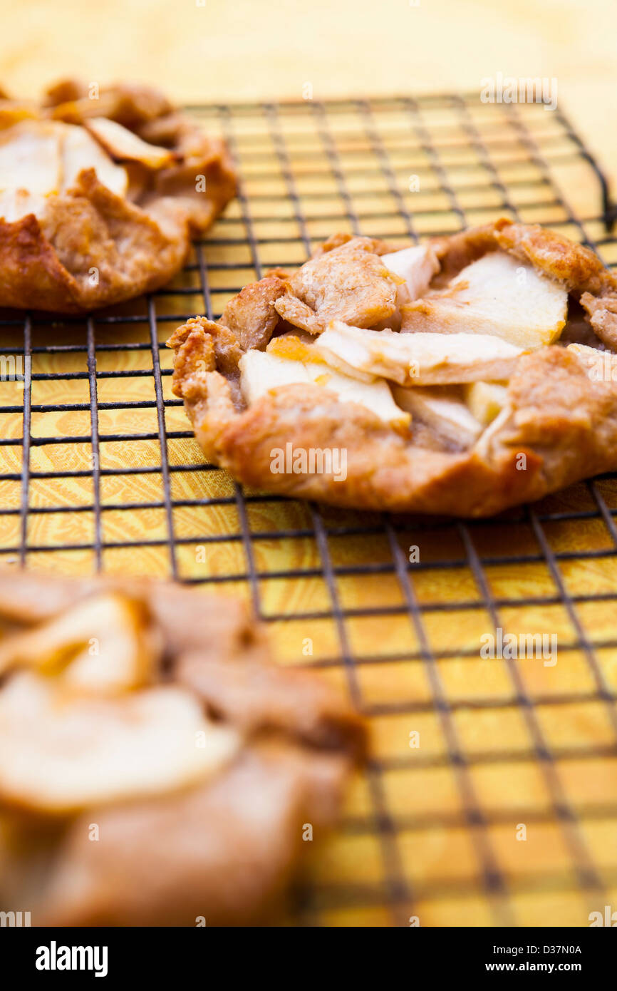 Crostate di frutta sul raffreddamento per rack Foto Stock