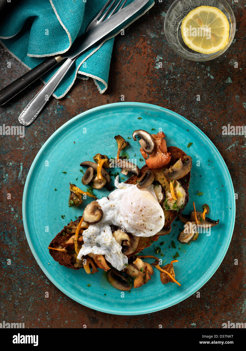 In camicia uova di anatra su un letto di funghi selvatici su una fetta di pane abbrustolito San Francisco del pane di pasta acida Foto Stock