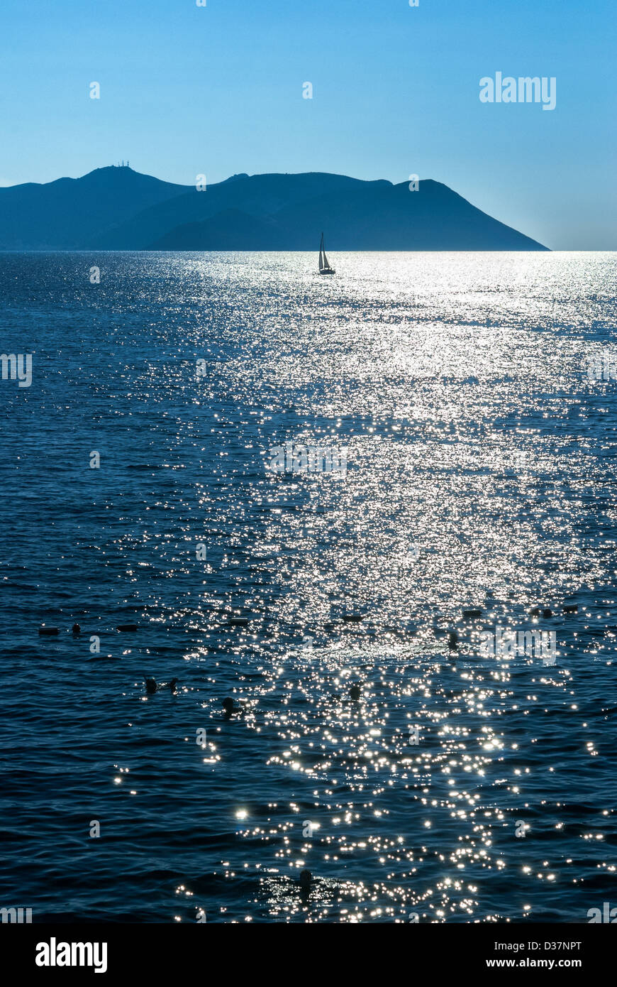 Piccole barche a vela sul mare calmo Foto Stock