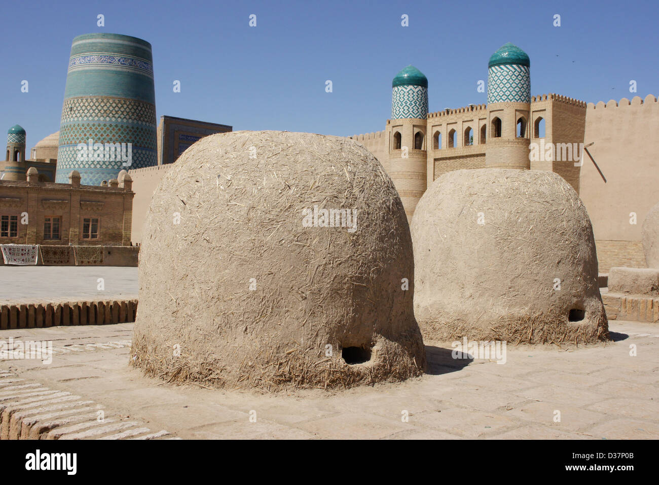 Tradizionale stufe di argilla, Khiva, Uzbekistan Foto Stock