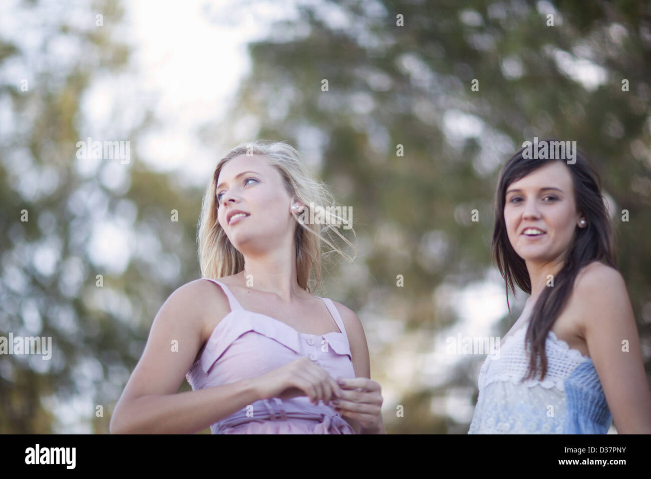 Le donne in piedi insieme all'aperto Foto Stock