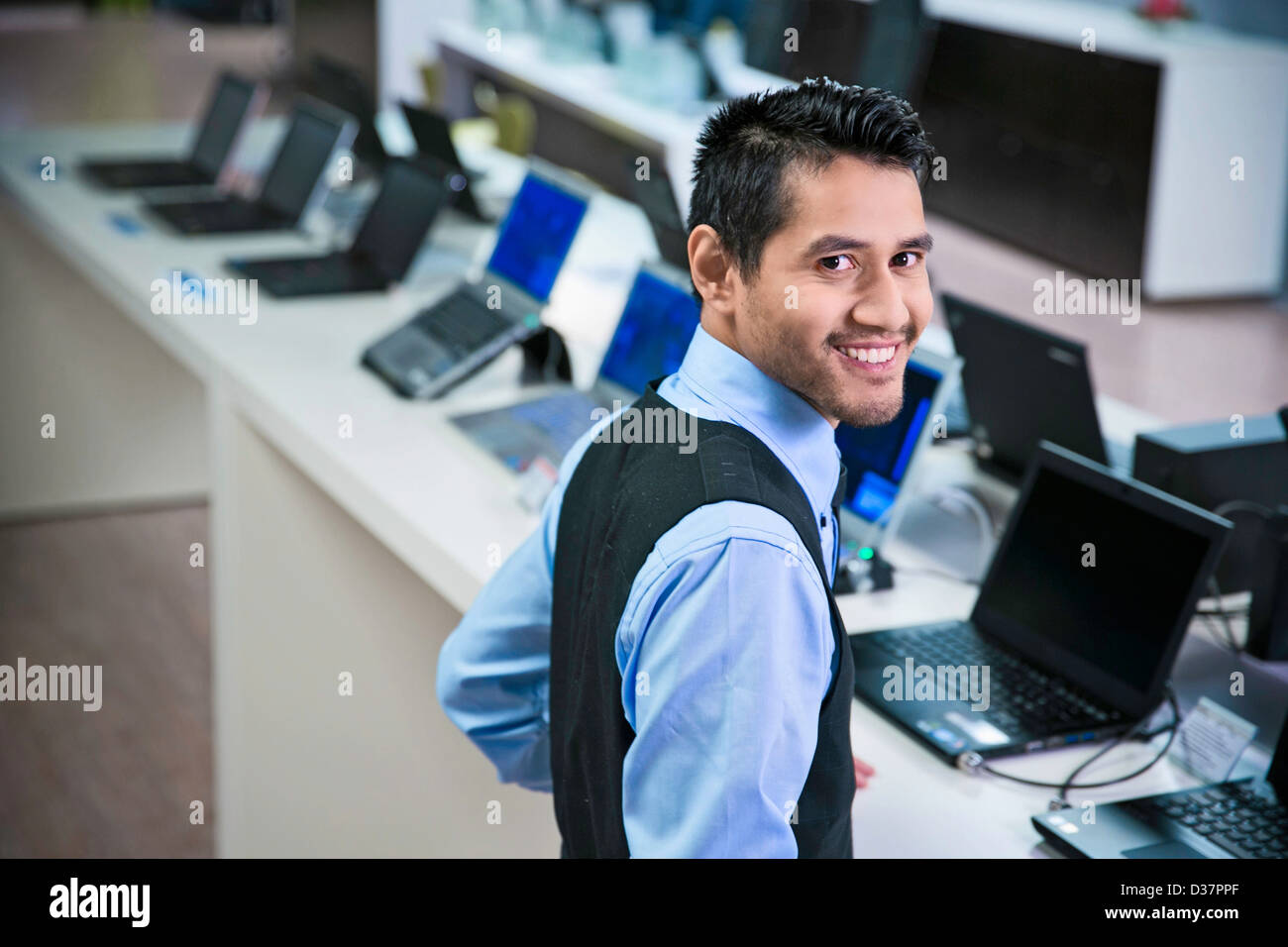 Venditore sorridente in store Foto Stock