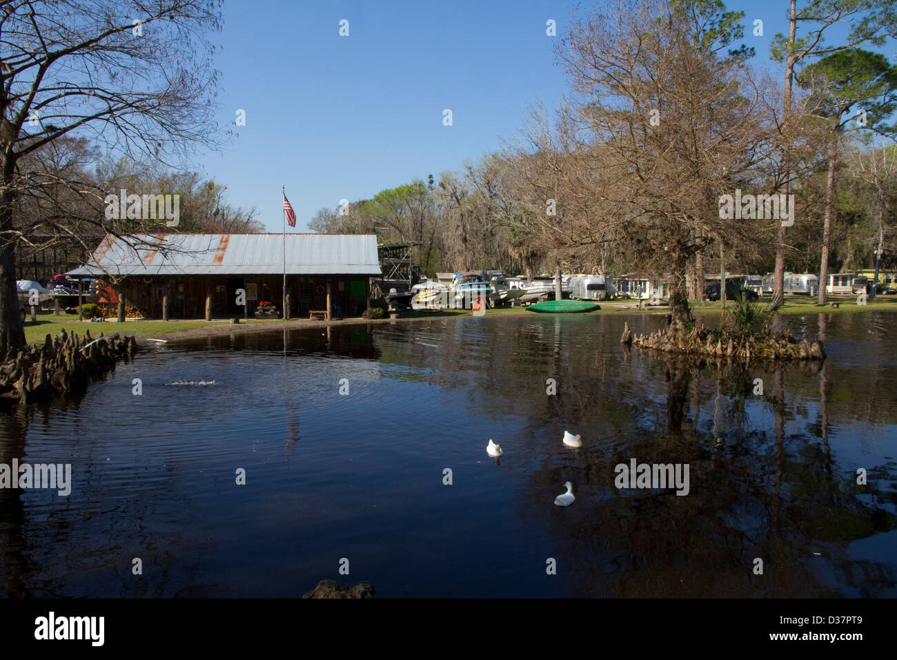 Highland Park Fish Camp offre RV camping -- e una grande pesca -- in una rustica, la "vecchia Florida' impostazione, vicino a Deland, Florida Foto Stock