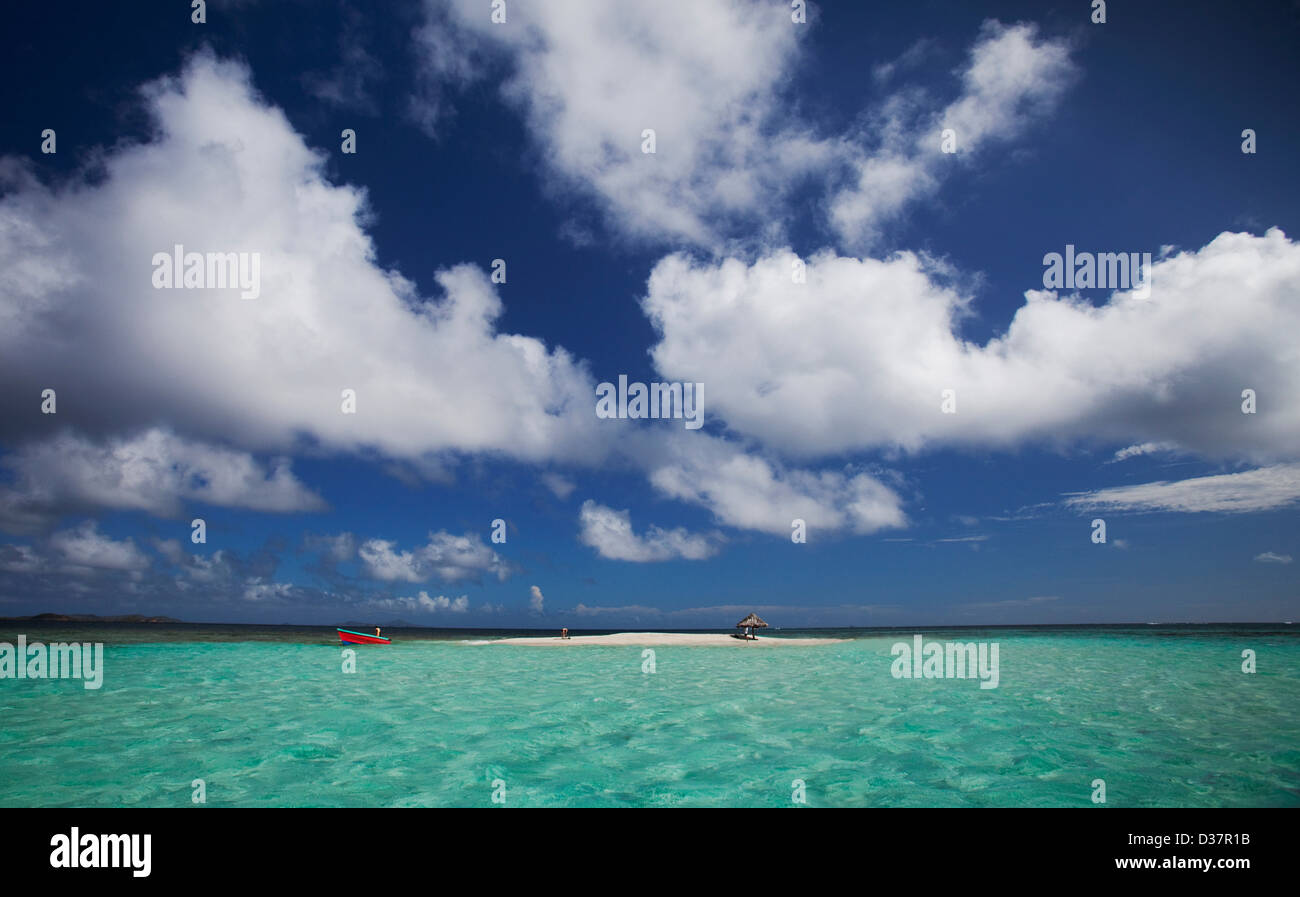 Nuvole sopra il sandbar e acqua tropicale Foto Stock