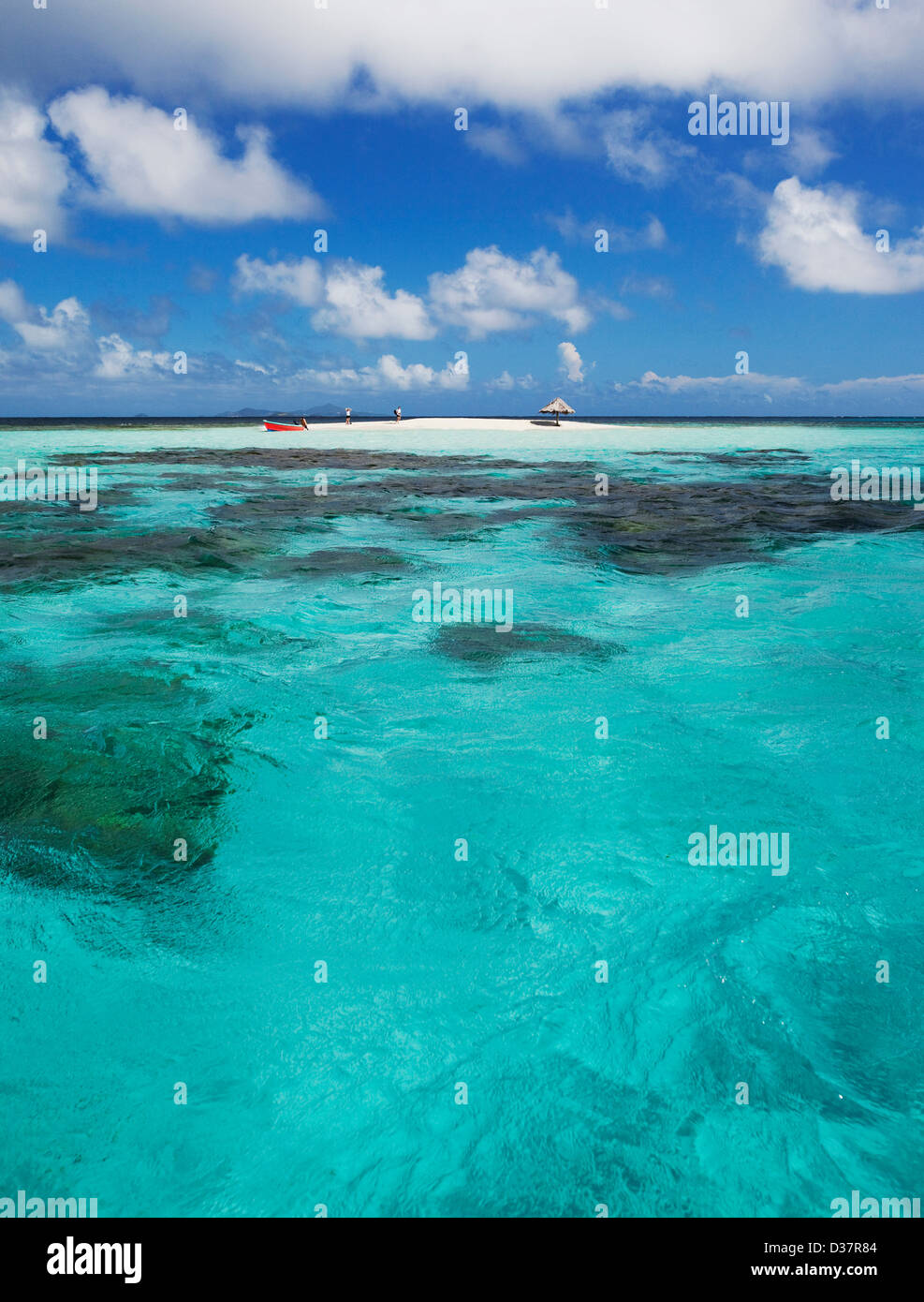 Nuvole sopra il sandbar e acqua tropicale Foto Stock