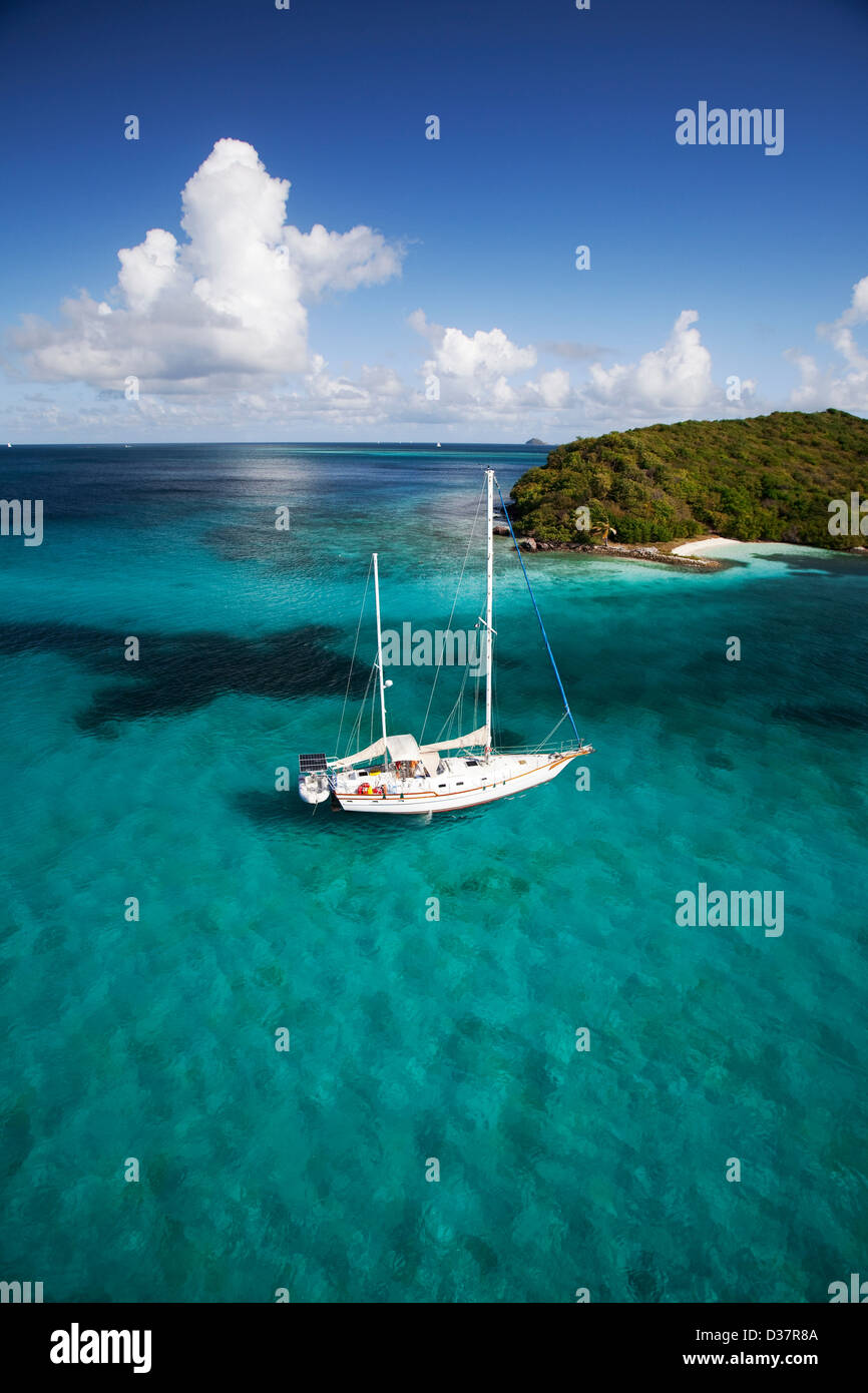 Barca a vela in acque tropicali Foto Stock