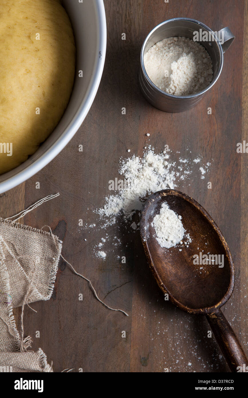 Impasto di farina e il cucchiaio di legno Foto Stock