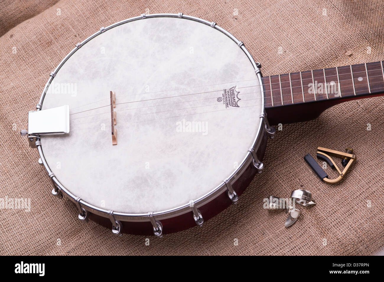 Cinque Bluegrass stringa G banjo su un sacco di Hesse con metallo fingerpicks. Foto Stock