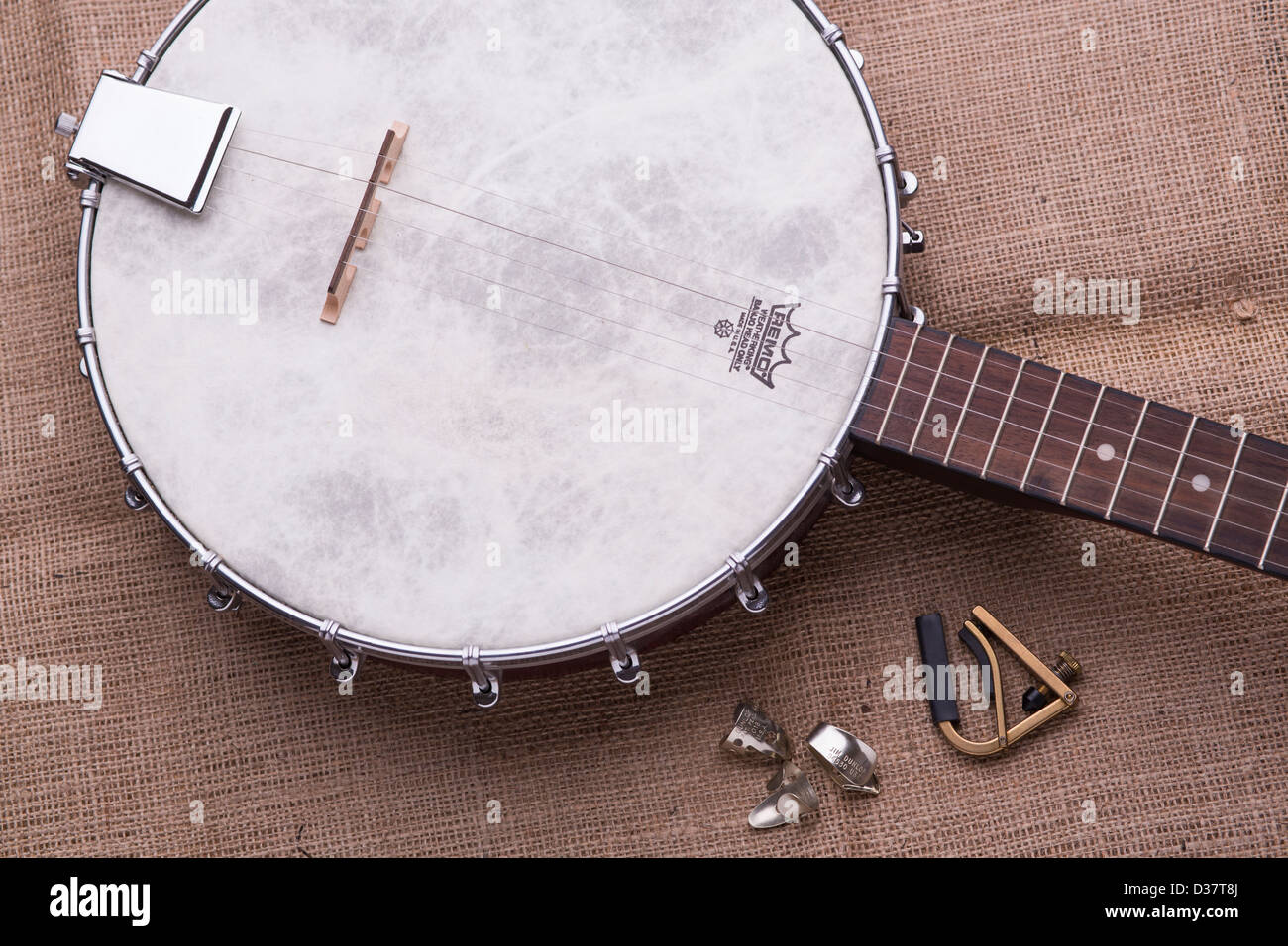 Cinque Bluegrass stringa G banjo su un sacco di Hesse con metallo fingerpicks. Foto Stock