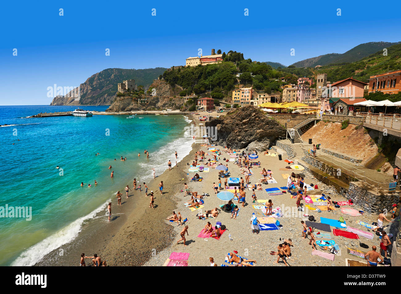 Foto di turisti a prendere il sole sulla spiaggia di Monterosso al Mare, Parco Nazionale delle Cinque Terre, Liguria, Italia Foto Stock