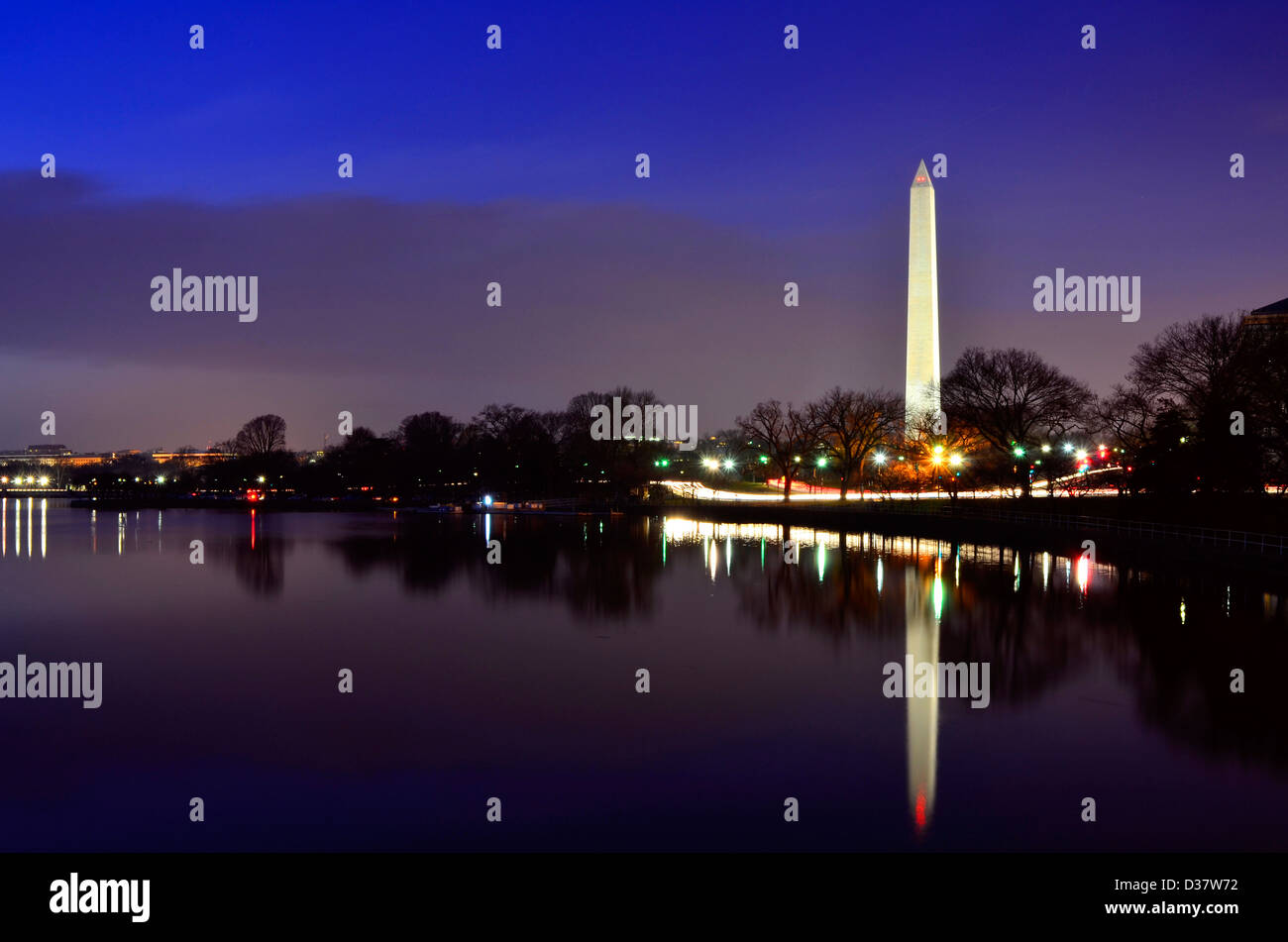 Il Monumento a Washington all'alba o al tramonto riflesso in acqua Foto Stock
