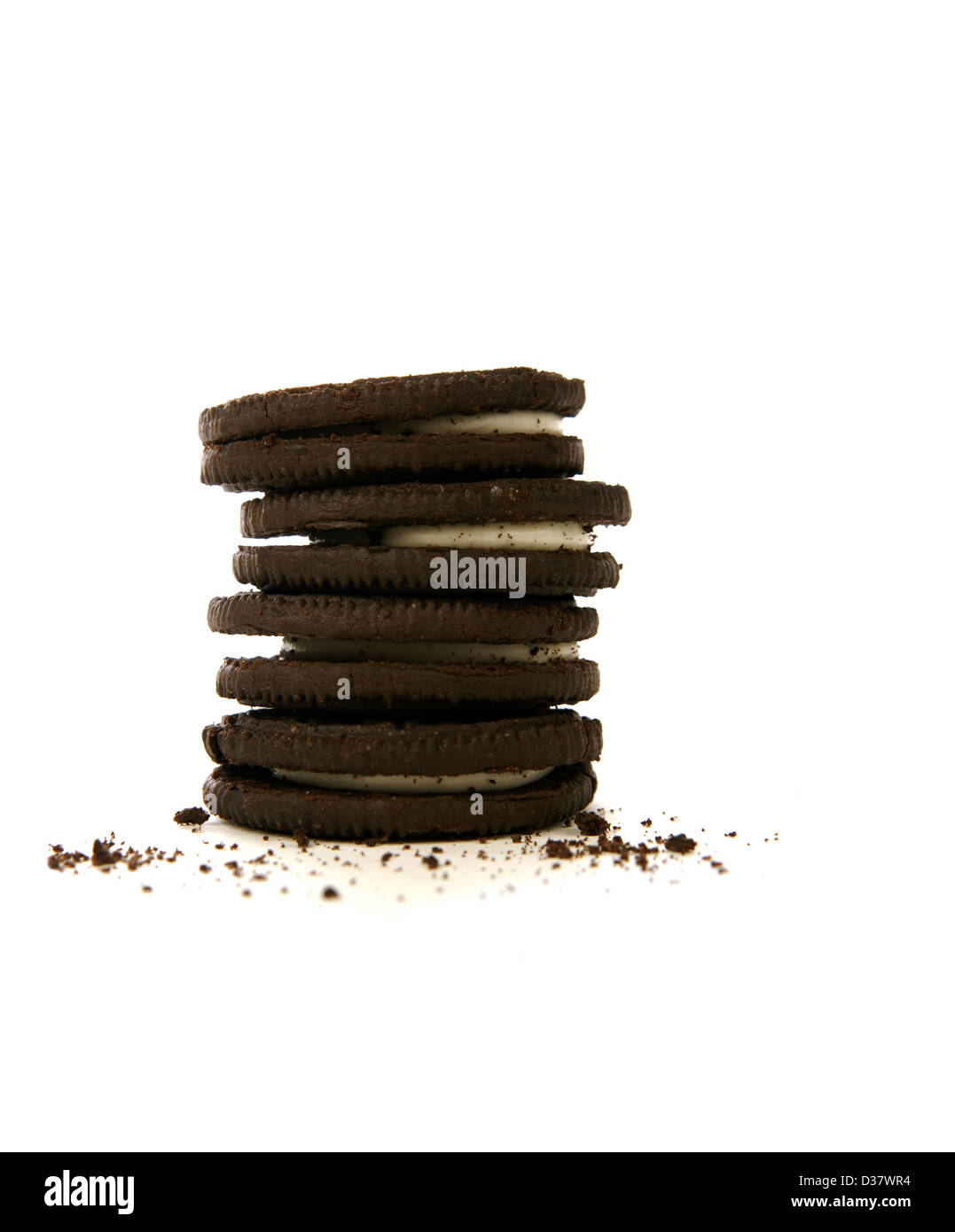 Biscotti al cioccolato con crema di riempimento e briciole su sfondo bianco Foto Stock