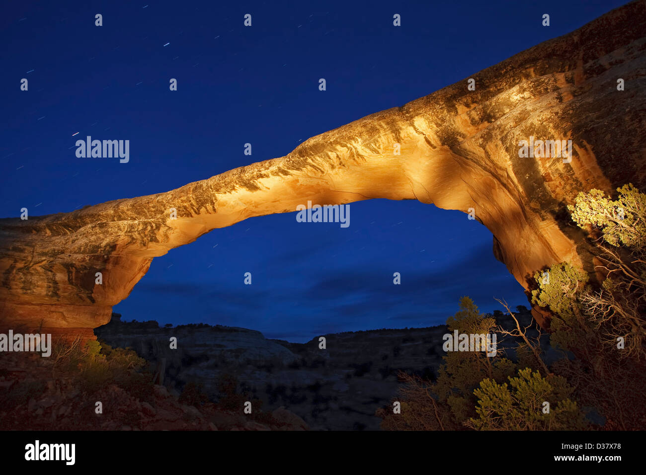 Owachomo Bridge al crepuscolo, ponti naturali monumento nazionale, USA Utah Foto Stock