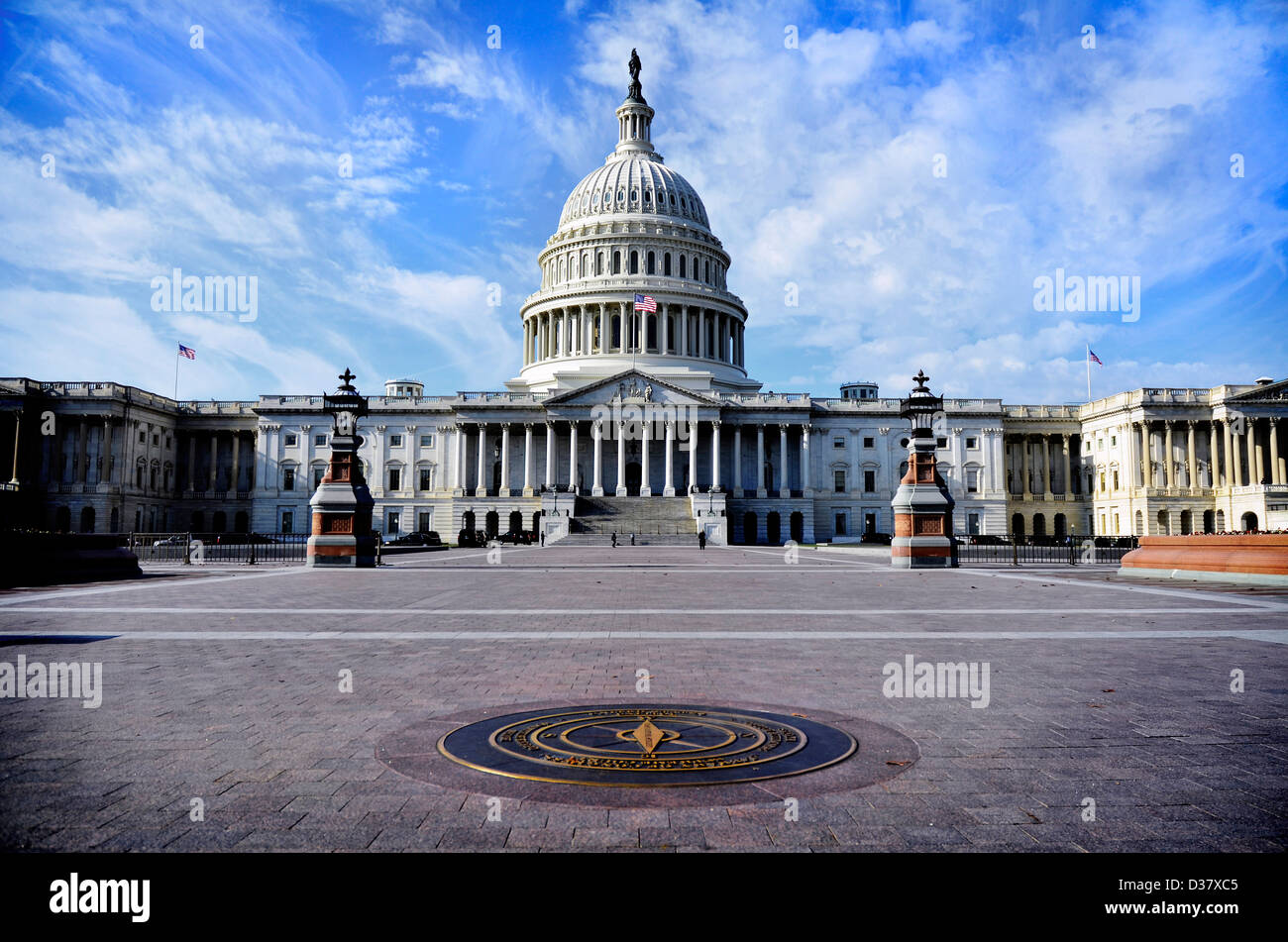 United State Capitol Building per il Congresso con la bandiera americana che fluisce nella brezza e colonne in background Foto Stock
