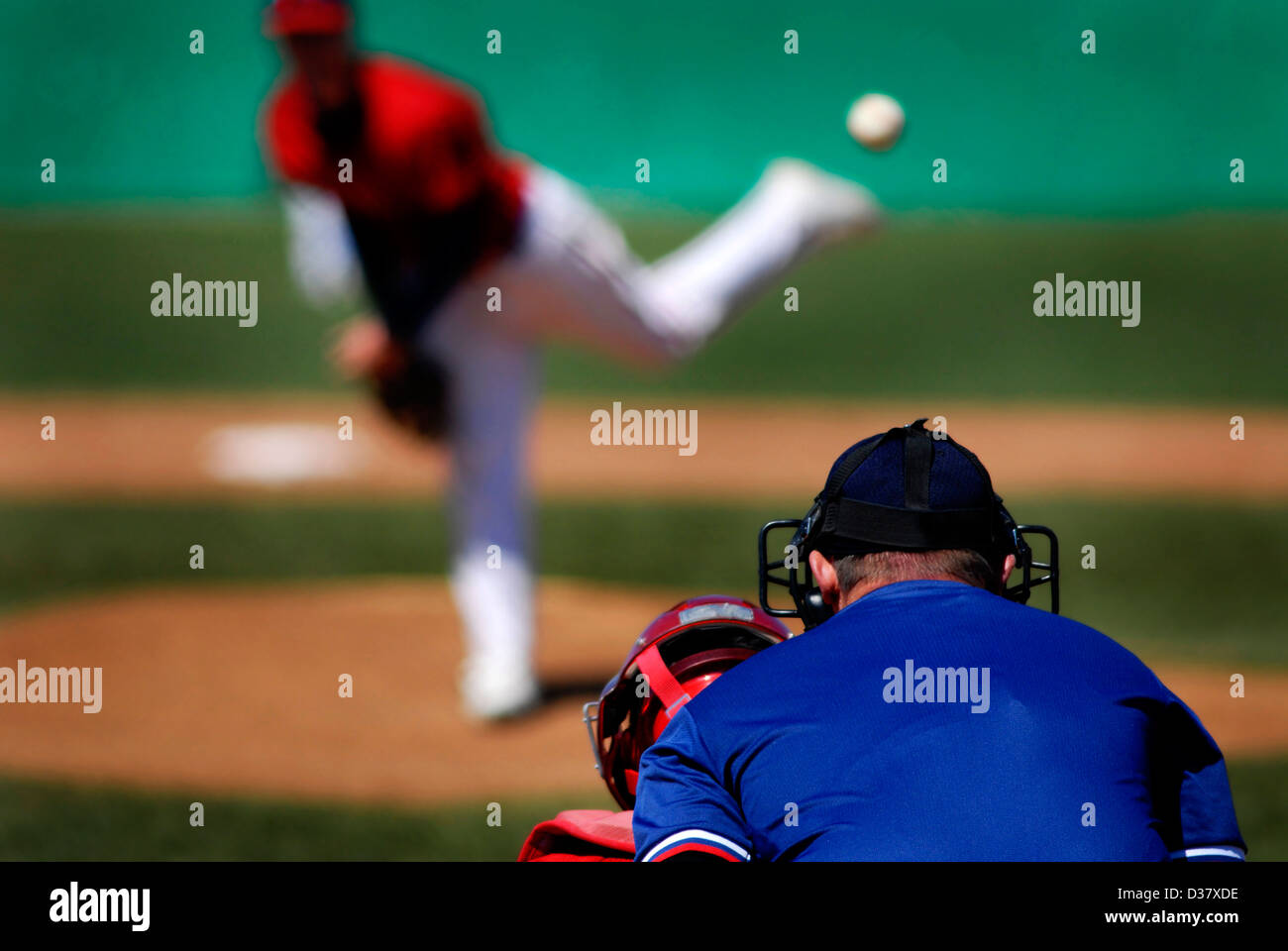 Giocatore di baseball che indossano uniformi di baseball di lancio Foto Stock