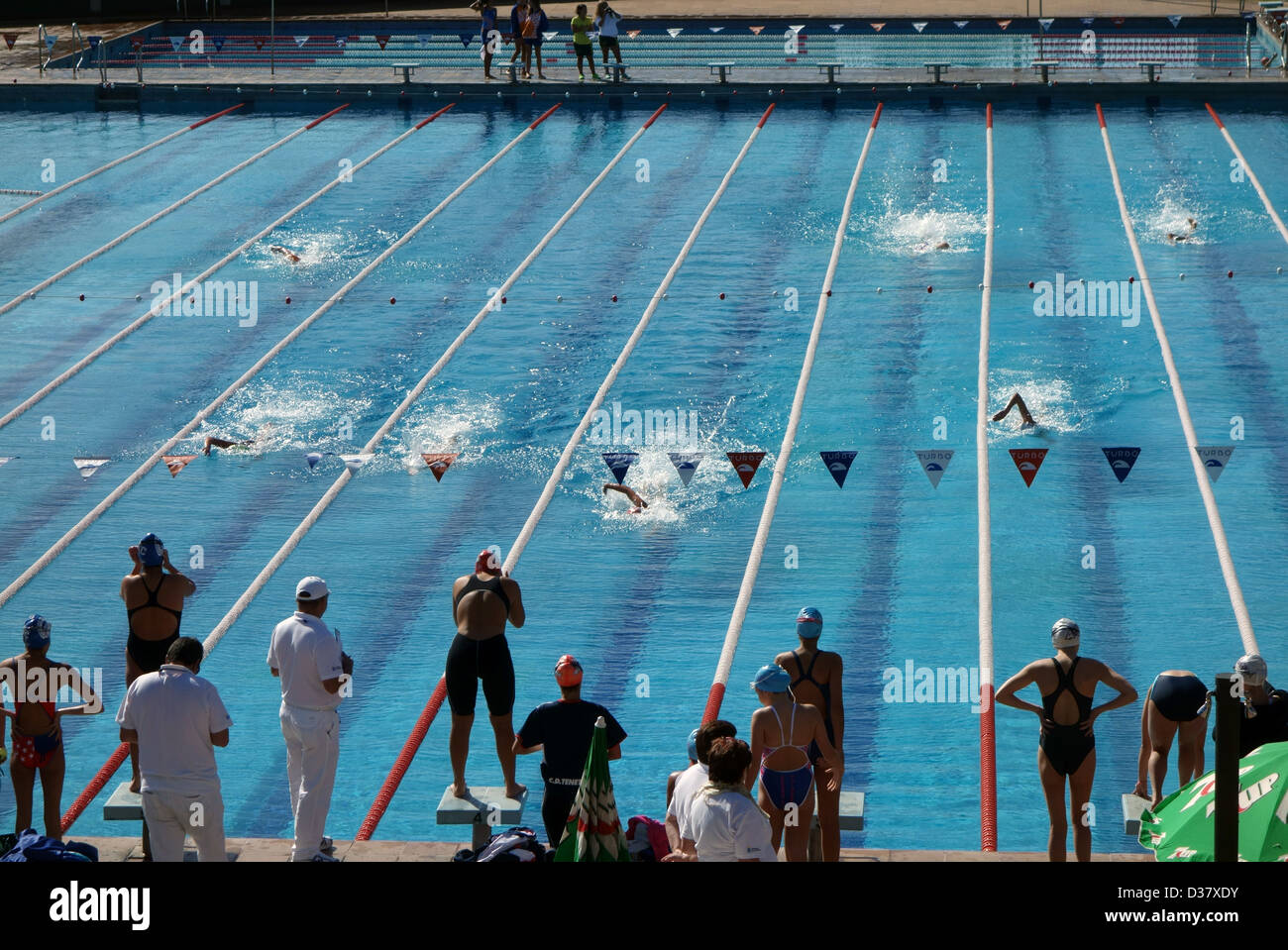 Gala di nuoto in piscina all'aperto a Santa Cruz de Tenerife, Isole Canarie Foto Stock