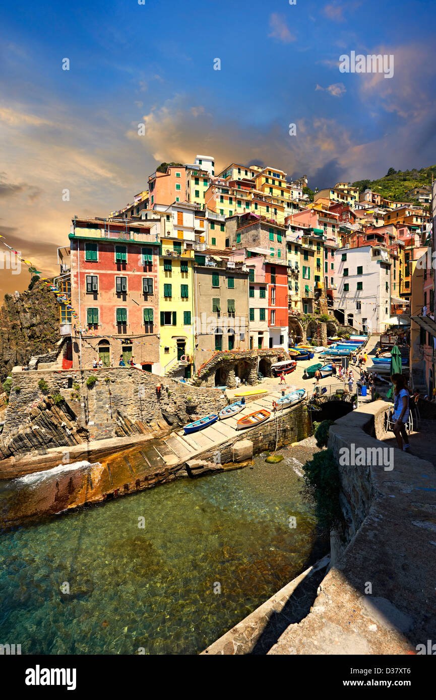 Foto di case colorate del porto di pesca di Riomaggiore Parco Nazionale delle Cinque Terre, Liguria, Italia Foto Stock