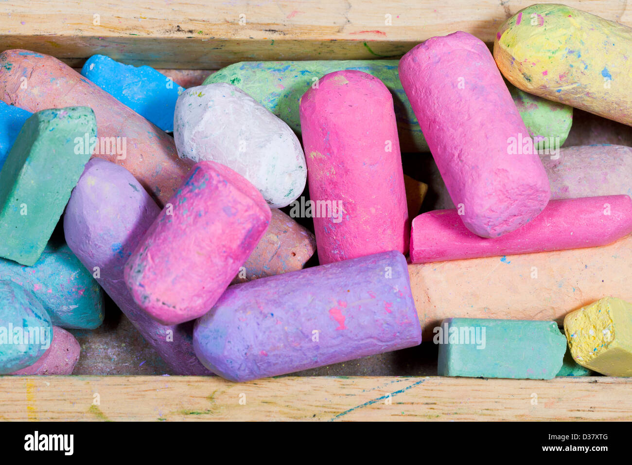 Usato colored chalks in cassa di legno vicino fino Foto Stock