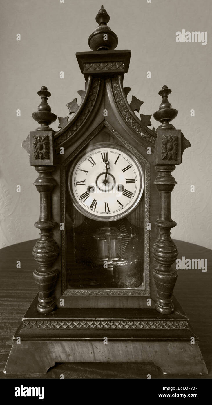 Vittoriano orologio Mantelpiece Foto stock - Alamy