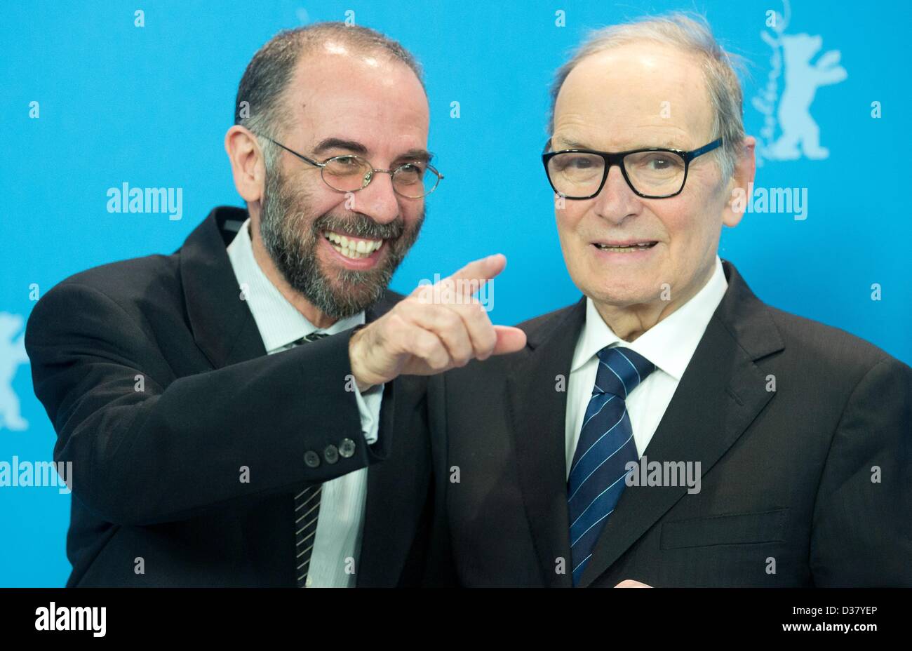 Il regista italiano Giuseppe Tornatore (L) e compositore italiano Ennio Morricone pongono a photocall per il film 'L'offerta migliore' durante la 63a edizione annuale Festival Internazionale del Cinema di Berlino, Berlino, Germania, 12 febbraio 2013. Il film è presentato nella sezione Berlinale Special Gala alla Berlinale. Foto: Michael Kappeler/dpa Foto Stock