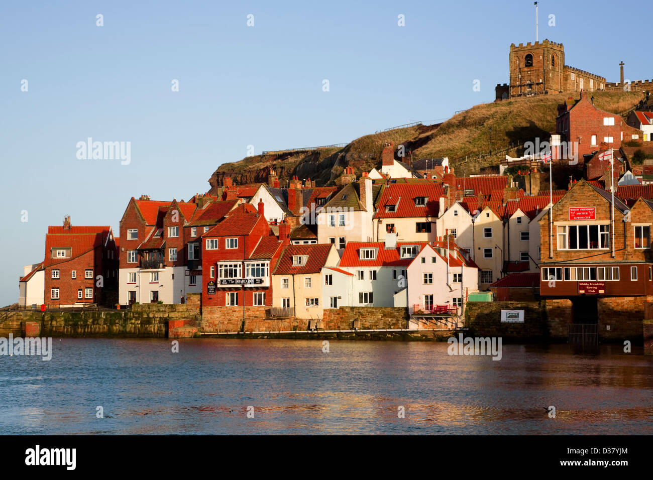 Sponda Est con la chiesa parrocchiale di Santa Maria sulla rupe.Whitby, North Yorkshire. Foto Stock