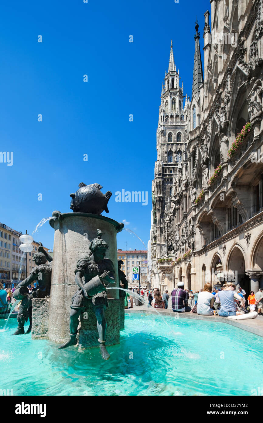 Fontana di pesce e Neues Rathaus in Marienplatz, Monaco di Baviera, Germania Foto Stock