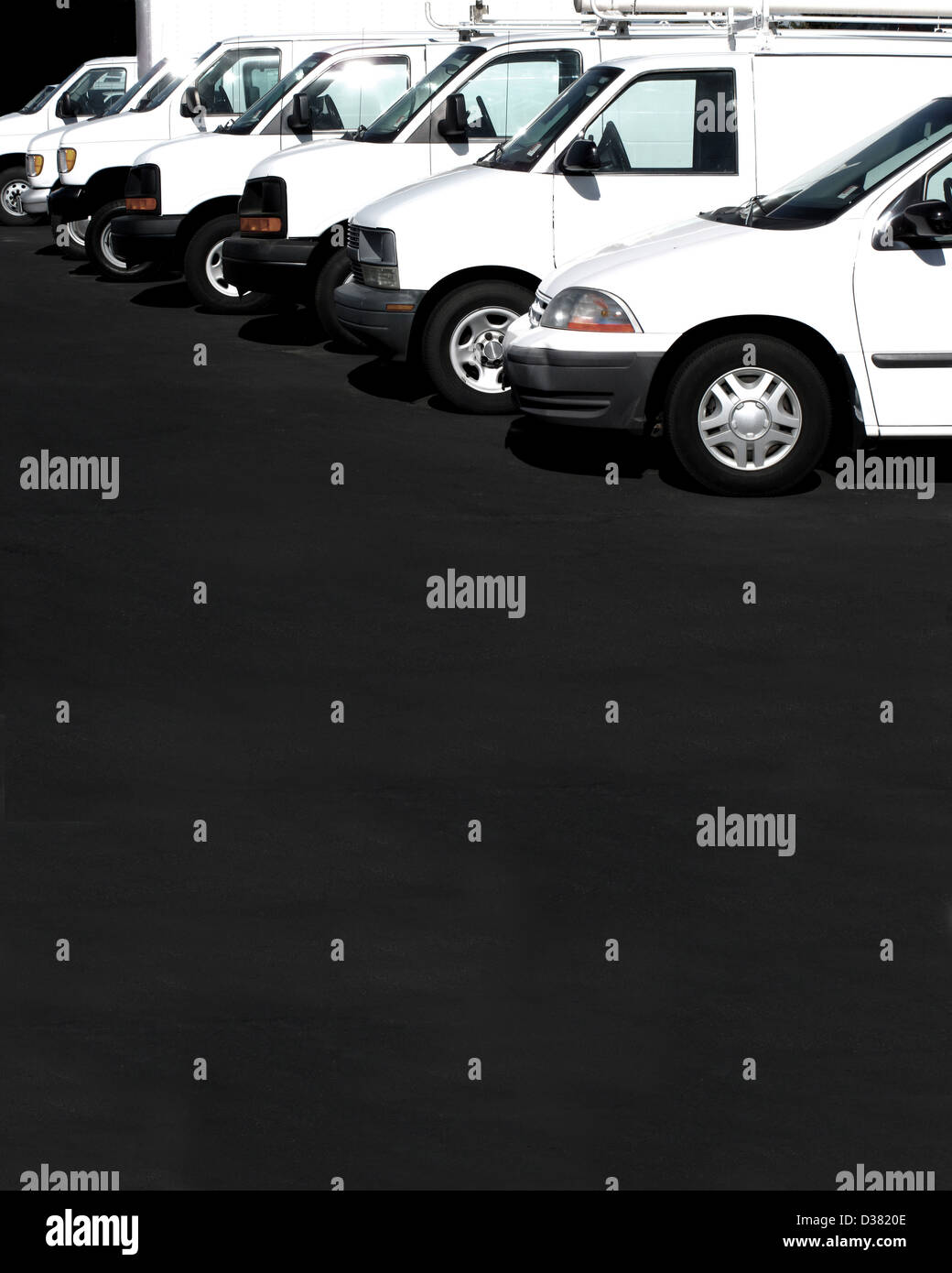 Vetture bianco in una fila in un parcheggio o parcheggio Foto Stock