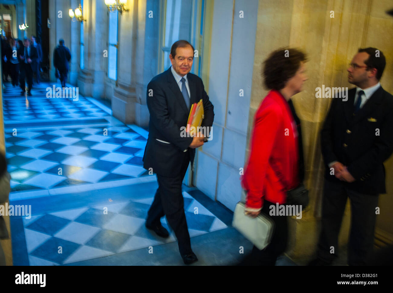 Parigi, Francia. Politici francesi, deputati, uomini che camminano in tuta a a Hall, nell'edificio dell'Assemblea Nazionale, governo francese Foto Stock
