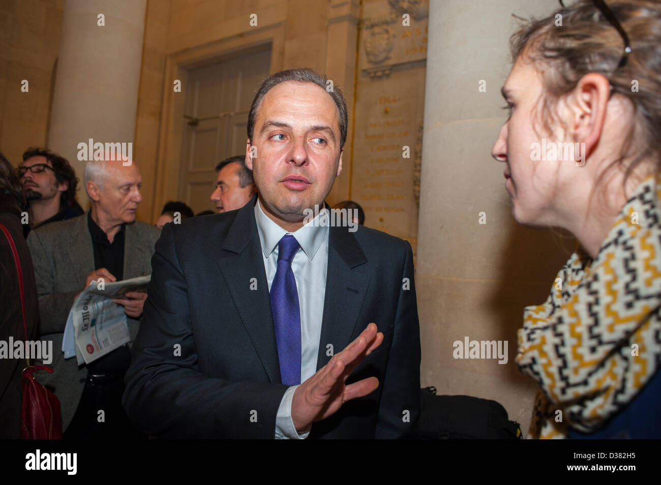 Parigi, Francia. I politici francesi, deputati, incontrano la stampa, dopo aver votato per l'uguaglianza, matrimonio Anti Gay, nel Palazzo dell'Assemblea Nazionale , governo francese Foto Stock