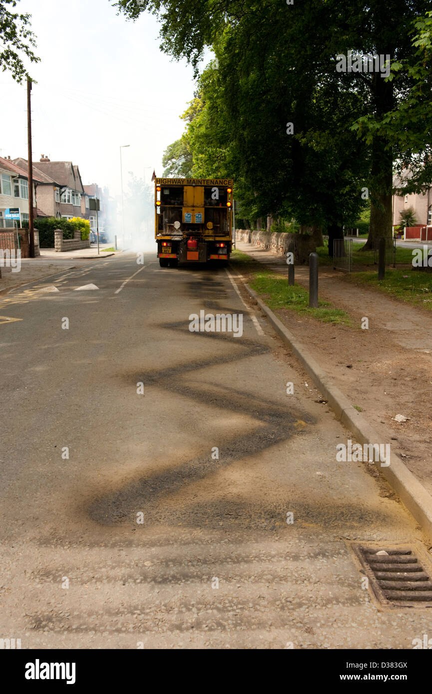 Lavori stradali bruciando la scuola a zig zag linee di colore giallo Foto Stock