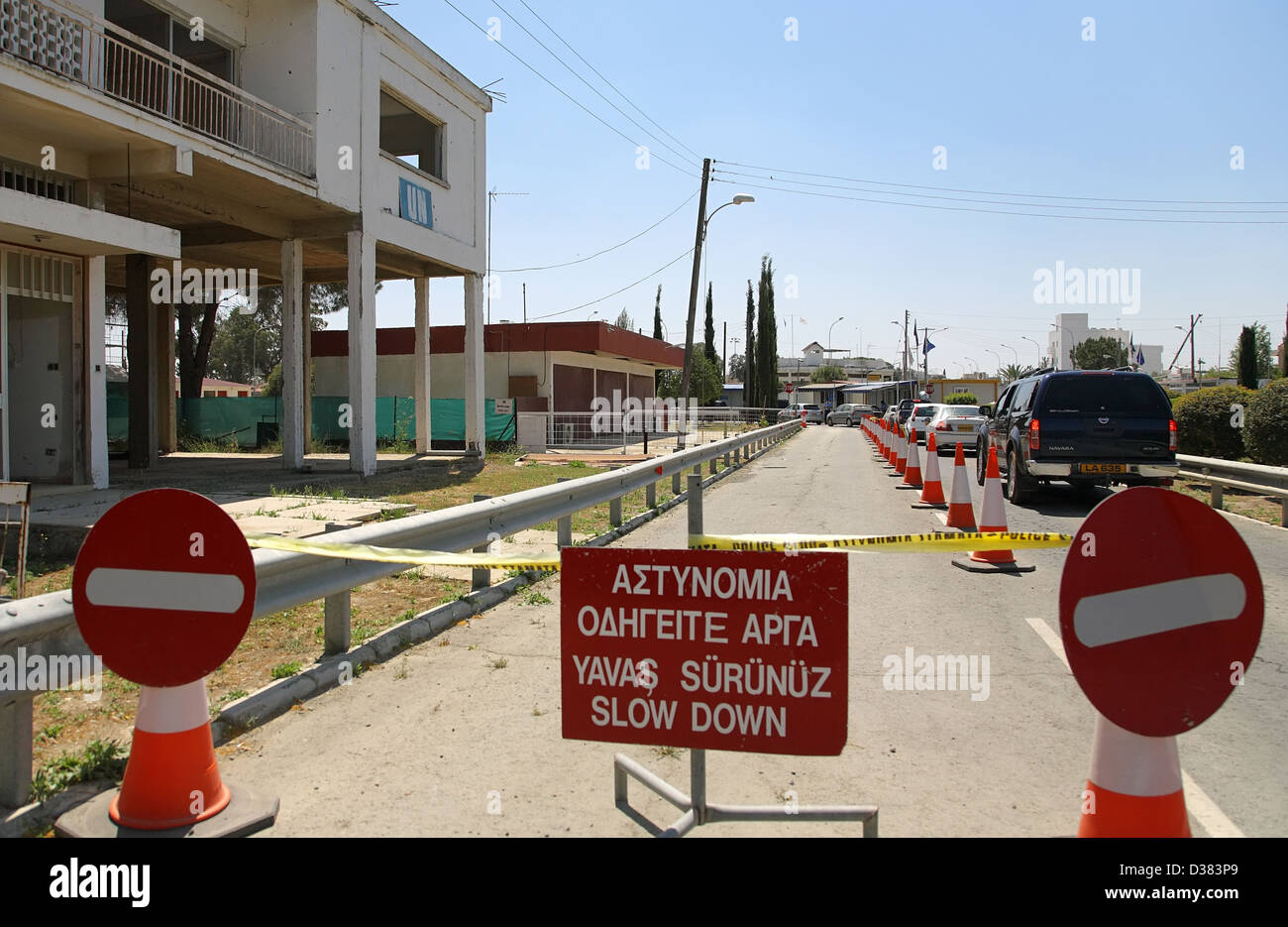 Abbandonato edificio delle Nazioni Unite a Agios Dometios border crossing, Nicosia, Cipro Foto Stock