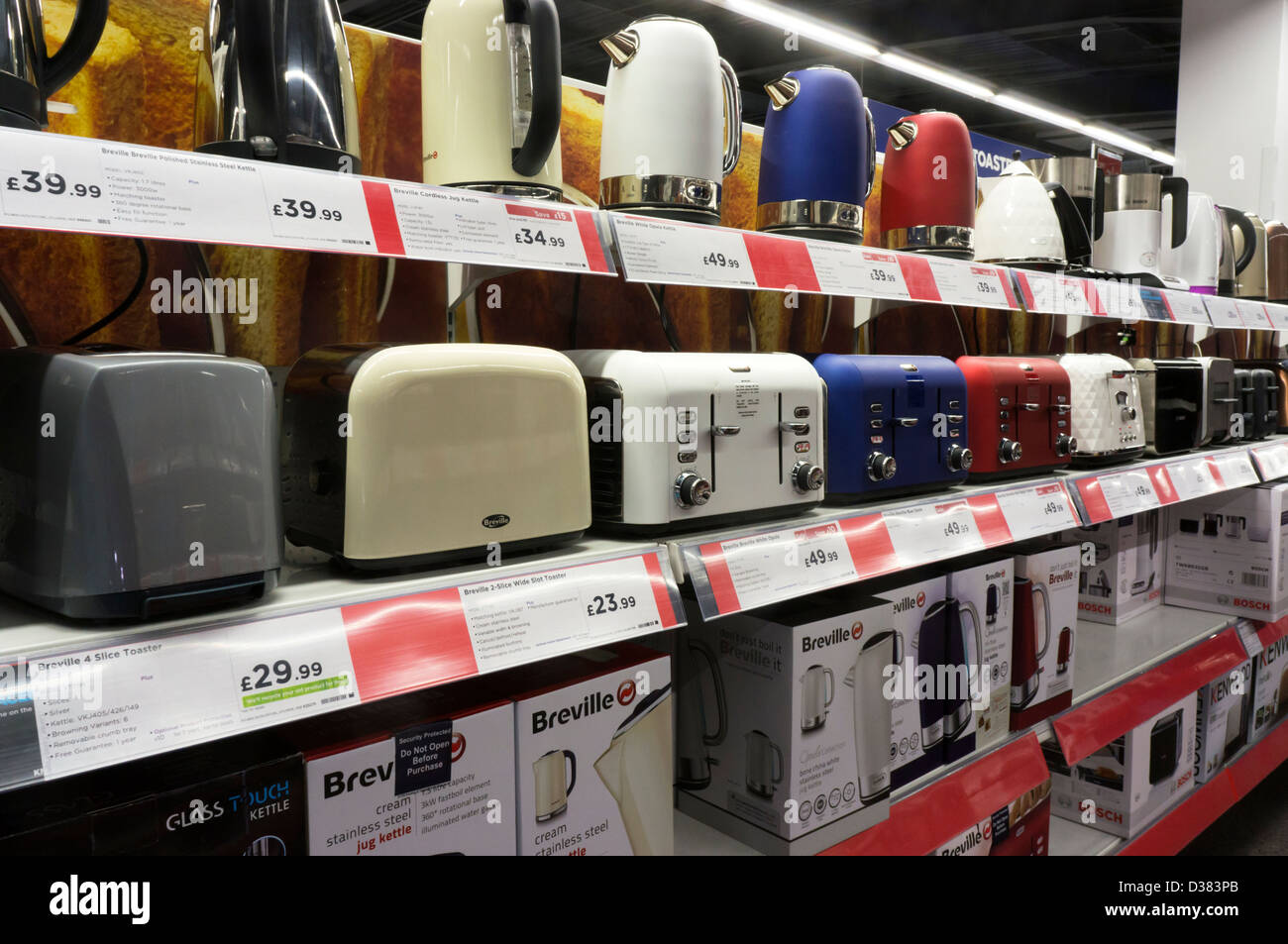Matching bollitori e tostapane per la vendita in un Currys showroom nel sud di Londra. Foto Stock
