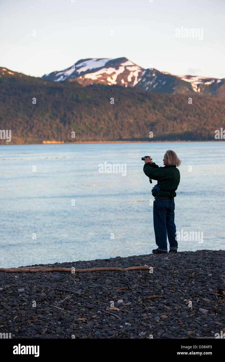 Tourist fotografare Kachemak Bay al tramonto da Homer Spit, Omero, Alaska, STATI UNITI D'AMERICA Foto Stock
