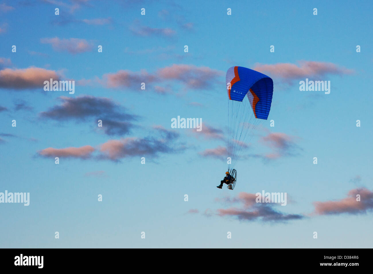 Parapendio motorizzato galleggia sopra la Homer Spit e Kachemak Bay al tramonto, Omero, Alaska, STATI UNITI D'AMERICA Foto Stock