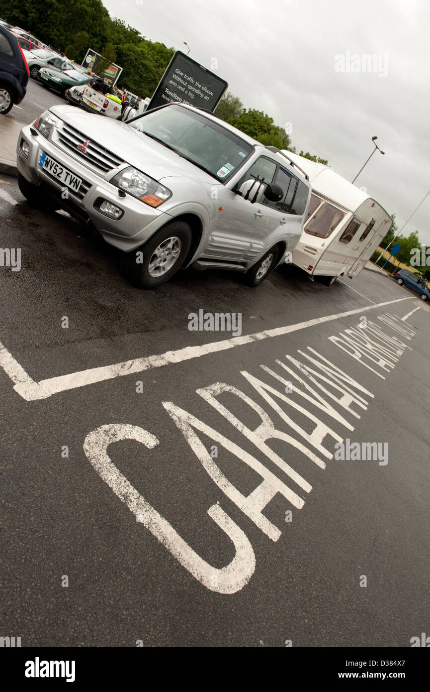 Servizio autostradale Caravan Area di parcheggio Foto Stock