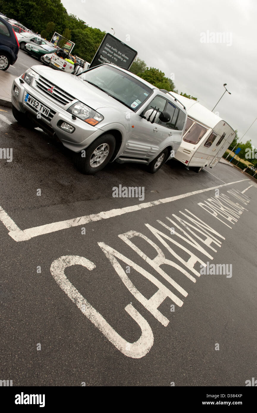 Servizio autostradale Caravan Area di parcheggio Foto Stock