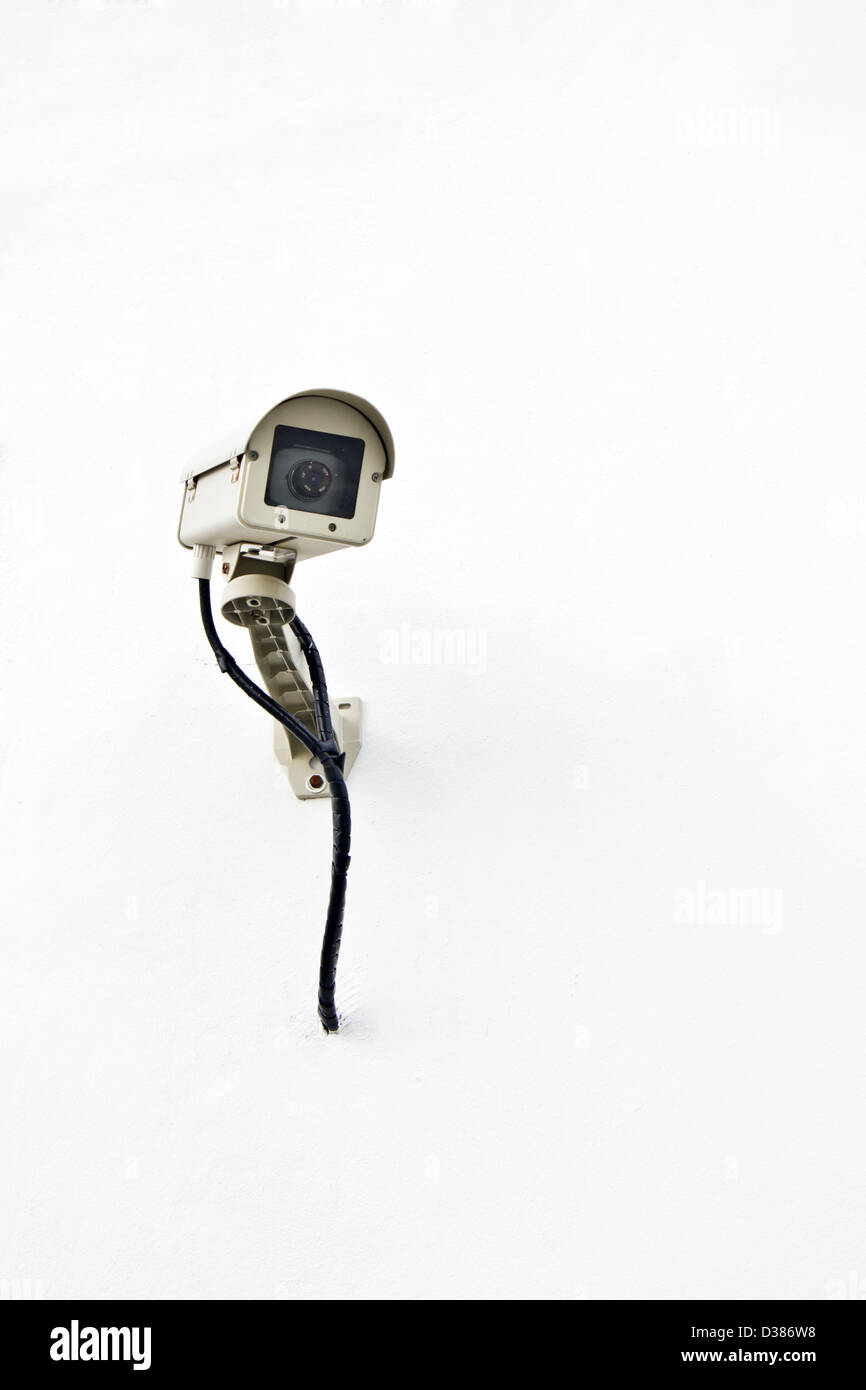 CCTV, una telecamera di sicurezza nella città isolata su sfondo bianco. Foto Stock